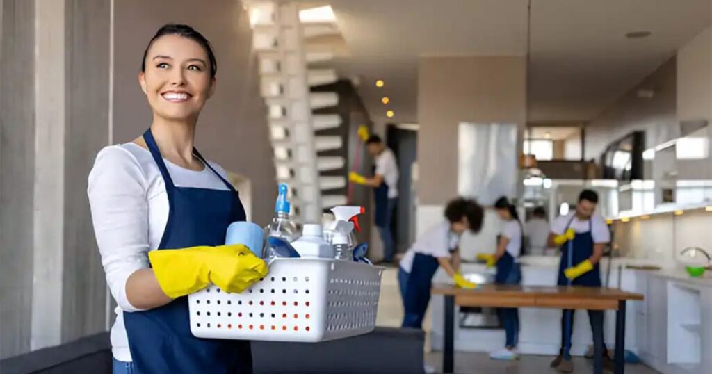 Teamreinigung im modernen Haus
