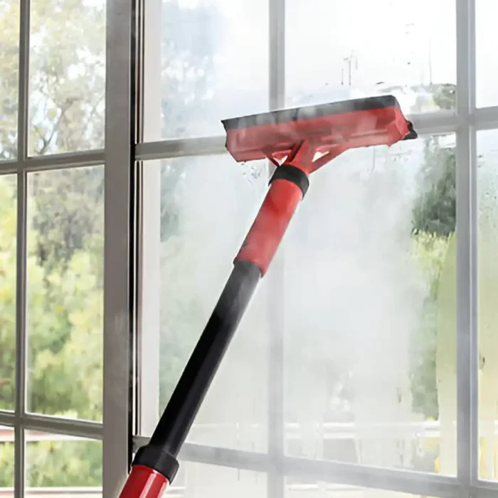 Dampfreiniger wird an einem Glasfenster verwendet