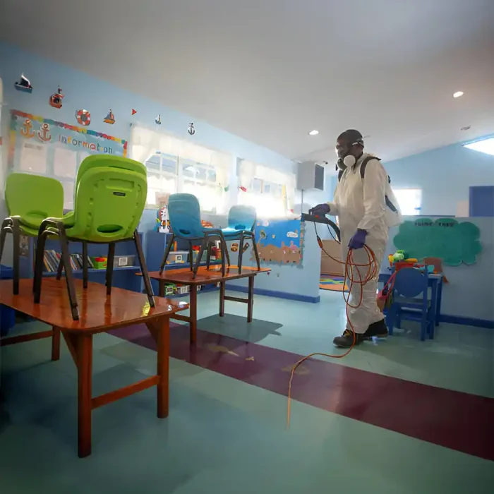 Arbeiter in Schutzkleidung bei der Desinfektion eines Vorschulklassenzimmers in Reutlingen