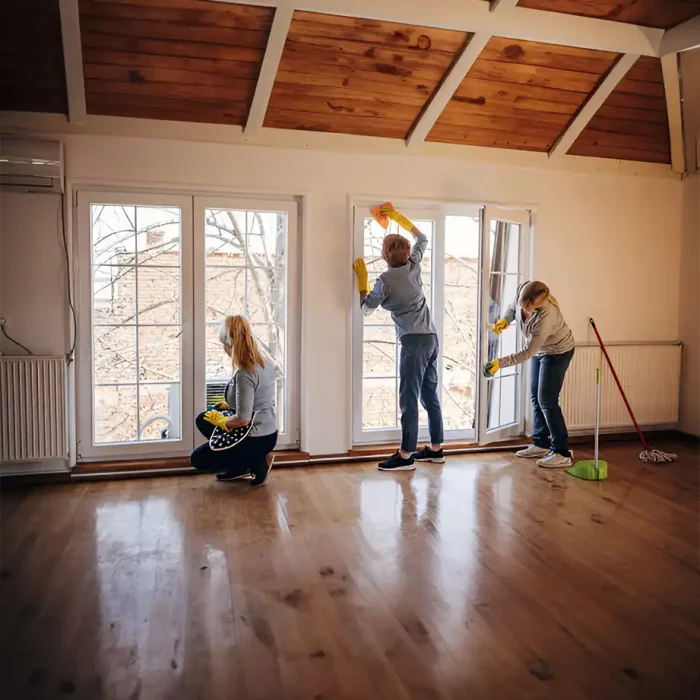 Fensterreinigungsteam mit offenem Raum und Holzfußboden in Reutlingen