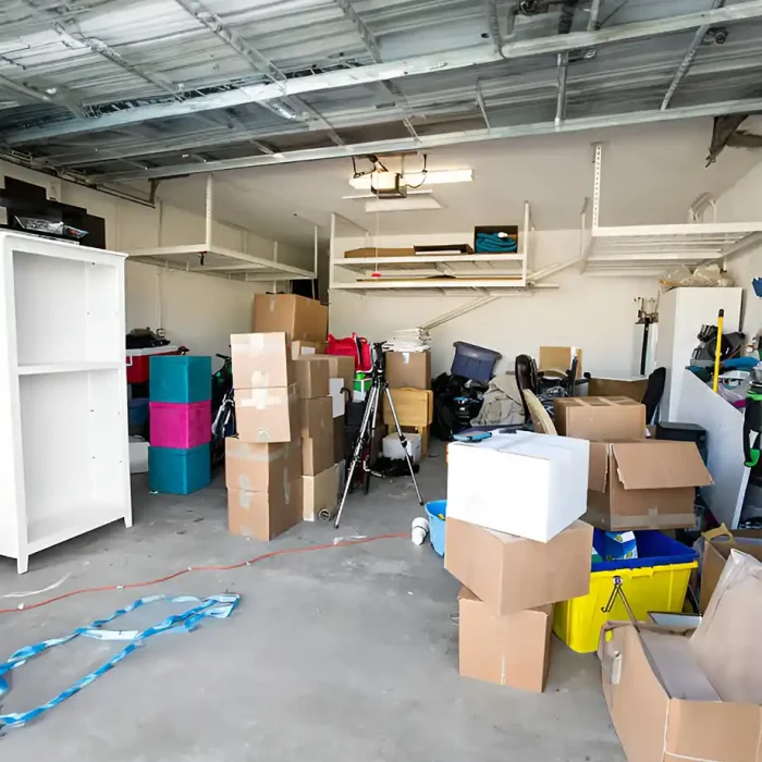 Überfüllte Garage mit Kartons und verstreuten Gegenständen