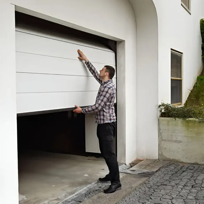 Person, die den Fensterladen nach einer Reinigung kontrolliert