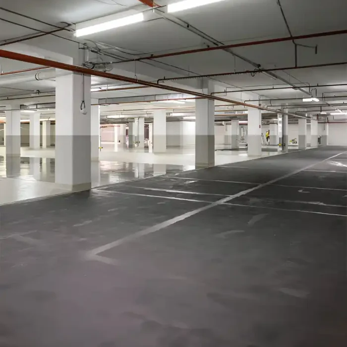 Ein großer, gut beleuchteter Parkplatz mit übersichtlichen Stellplätzen in Reutlingen