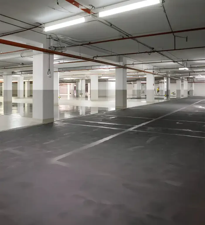 Ein großer, gut beleuchteter Parkplatz mit übersichtlichen Stellplätzen