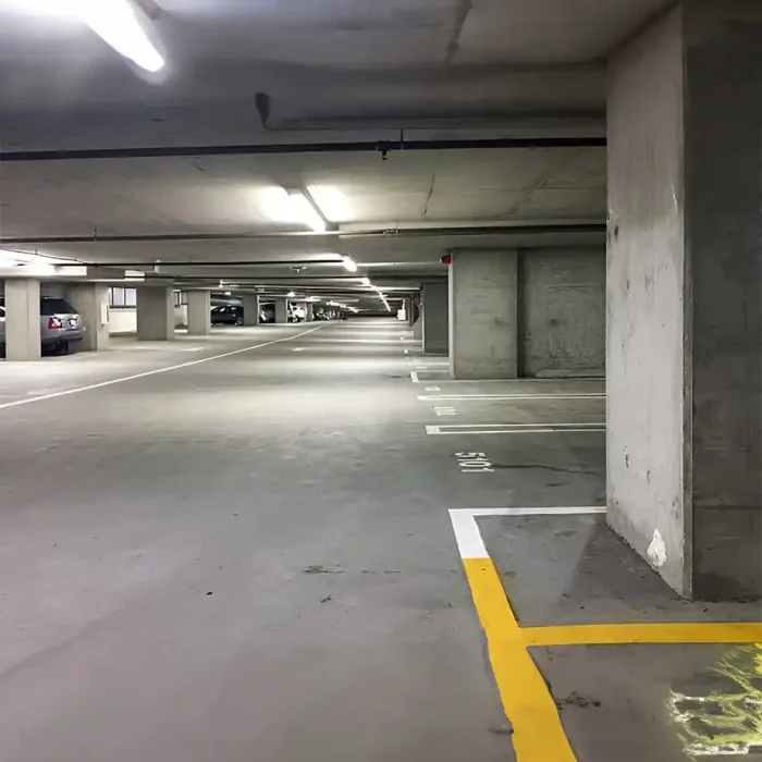 Eine geräumige Tiefgarage mit reihenweise leerem Platz in Reutlingen