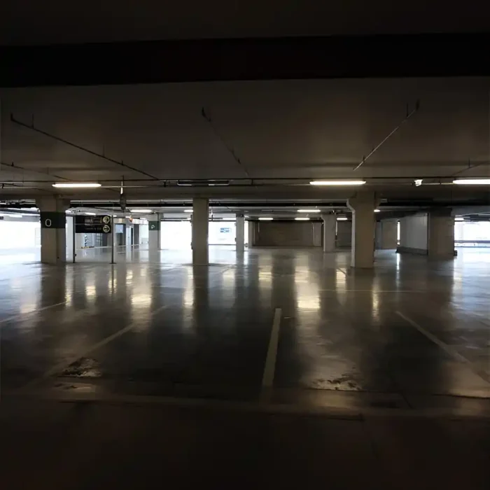 Ein ruhiges, leeres Parkhaus mit glänzenden Böden und Überkopf in Reutlingen