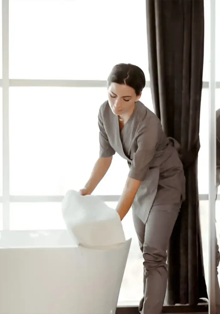 Elegant Frau saubere Badewanne