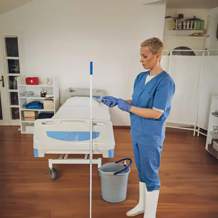 Reinigung eines Patientenzimmers in Friedberg