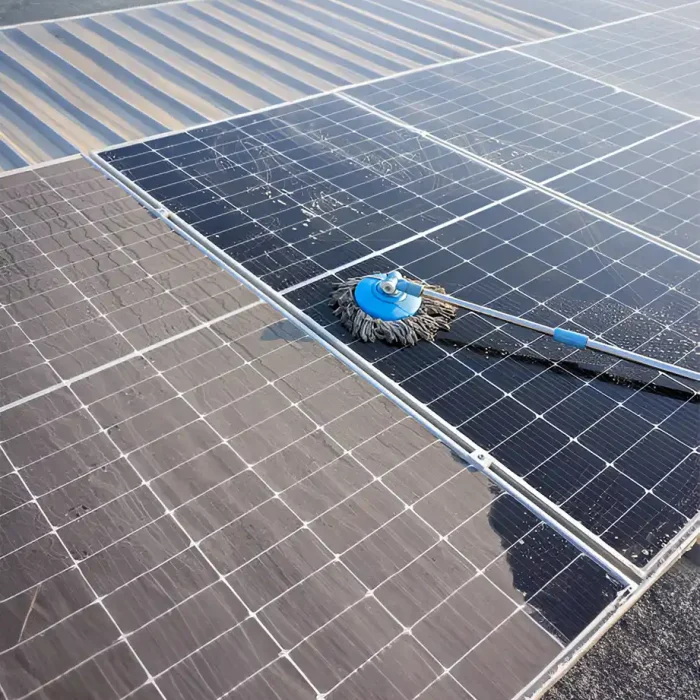Reinigung von Solarmodulen mit rotierender Bürste, Darstellung von sauberen und verschmutzten Abschnitten