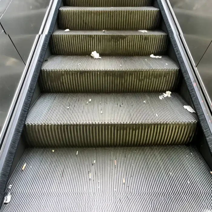 Eine Rolltreppe mit sichtbarem Abfall, der über ihre Stufen verstreut ist in Reutlingen