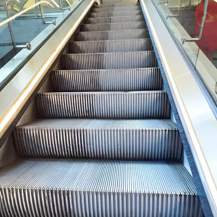 Blick auf eine saubere Rolltreppe aus Edelstahl mit heller Beleuchtung und Glas in Reutlingen