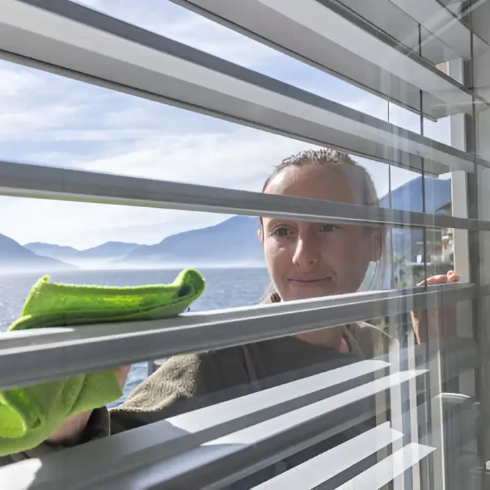 Professionelle Reinigung von Jalousien mit grünem Gestrüpp und einer malerischen Aussicht im Hintergrund in Potsdam