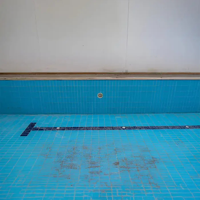 Verwendung einer Bürste zur Reinigung des Bodens eines kleinen aufblasbaren Pools