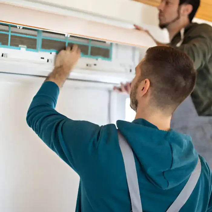 Zwei Experten inspizieren die Klimaanlage, bevor sie mit dem Reinigungsprozess beginnen